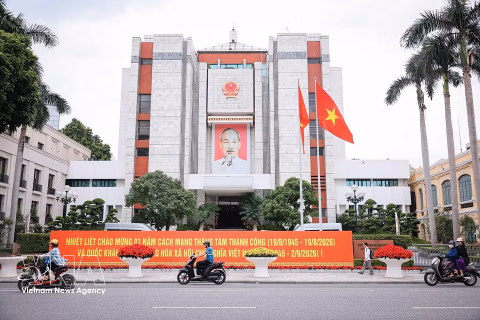 Una banderola frente a la sede del Consejo Popular y del Comité Popular de Hanoi conmemora el 81.º aniversario de la Revolución de Agosto y del Día Nacional. (Foto: VNA)