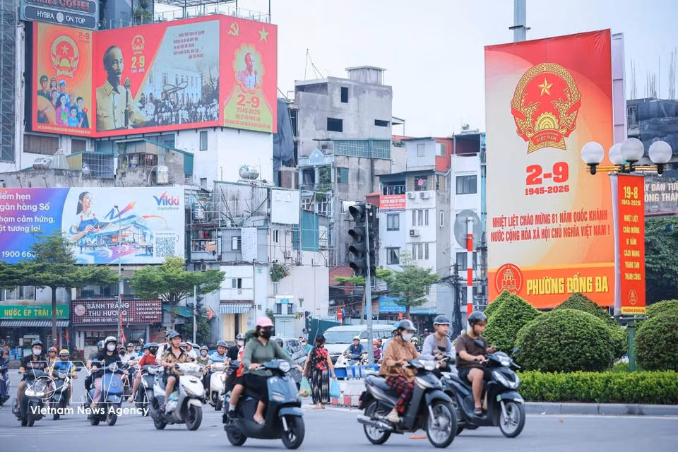 Una gran valla publicitaria en la intersección de O Cho Dua conmemora el 81.º aniversario del Día Nacional de Vietnam (2 de septiembre de 1945-2026). (Foto: VNA)