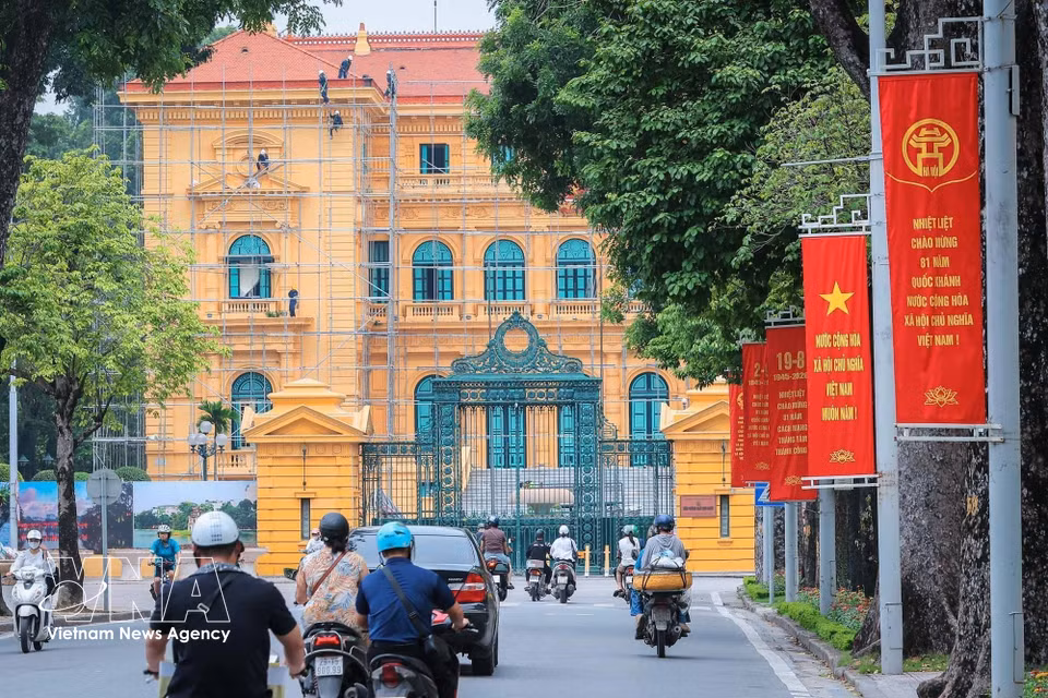 Banderolas engalanan la calle Hoang Van Thu con motivo del 81.º aniversario de la Revolución de Agosto y del Día Nacional. (Foto: VNA)