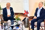 El embajador noruego en Hanoi, Stein Iversen, (derecha) y el embajador suizo, Thomas Gass, comparten con la prensa sobre el TLC entre Vietnam y la Asociación Europea de Libre Comercio. (Foto: VNA)