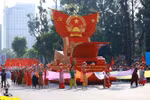 Caravana con el modelo del Escudo Nacional de la República Socialista de Vietnam desfilando frente a la tribuna. (Foto: VNA)