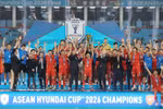El presidente de la FIFA, Gianni Infantino, entrega el trofeo de campeón de la Copa ASEAN a la selección de Vietnam. Foto: Minh Quyết/VNA