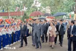 Niños de la comuna de Kim Lien (distrito de Nam Dan, provincia de Nghe An) - ciudad natal del Presidente Ho Chi Minh - recibieron al presidente del Partido Popular Revolucionario y presidente de Laos, Khamtay Siphandone durante su visita en 2002. (Foto: VNA)