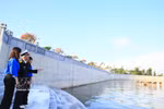 Veteranos de la Asociación Tradicional de la Ruta Marítima Ho Chi Minh relatan la historia de esta ruta legendaria a jóvenes del barrio de Do Son, ciudad de Hai Phong, en el muelle K15, sitio histórico nacional especial y punto de partida de los «barcos sin número». (Foto: VNA)