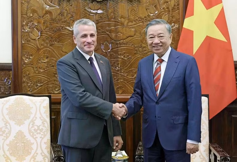 El presidente de Vietnam, To Lam (derecha), recibió al embajador de Bielorrusia en Hanoi, Uladzimir Baravikou, el 3 de julio de 2024. (Foto: VNA)