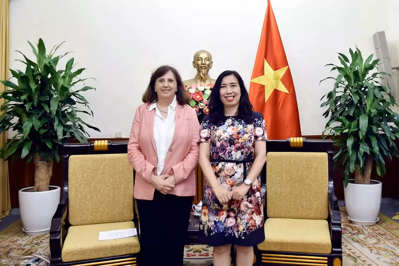 La viceministra de Relaciones Exteriores, Le Thi Thu Hang (derecha), recibe a Paola Pampaloni, subdirectora general para Asia y el Pacífico del SEAE. (Foto: baoquocte.vn)