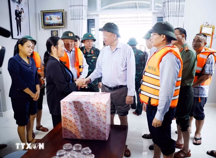 El secretario general del Partido Comunista de Vietnam, To Lam, visita a los pobladores de las zonas afectadas por las inundaciones en la comuna de Quang Dien, ciudad de Hue (Foto: VNA)