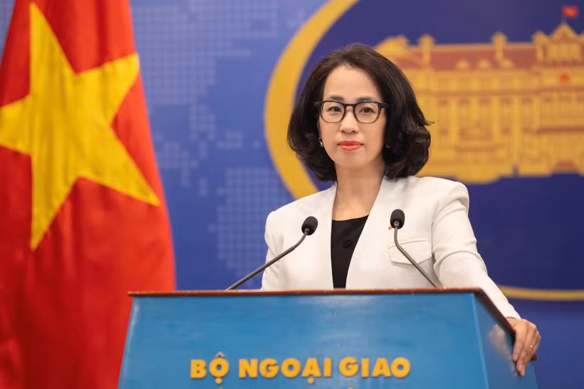 La portavoz del Ministerio de Relaciones Exteriores de Vietnam, Pham Thu Hang, preside la rueda de prensa (Foto: VNA)