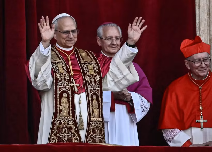 El Papa León XIV desde el balcón de la Basílica de San Pedro el 8 de mayo. (Foto: AFP)