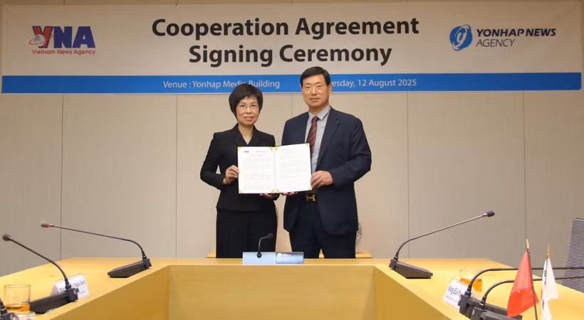 La directora general de la VNA, Vu Viet Trang, y el presidente de Yonhap, Hwang Dae-il, anuncian el acuerdo firmado entre ambas agencias (Foto: VNA)