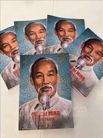 El libro sobre la biografía del Presidente Ho Chi Minh (Foto: VNA)