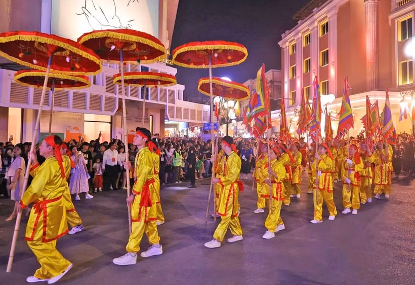 Desfile en el Festival de Diseño Creativo de Hanoi 2024 (Foto: https://hanoimoi.vn/)