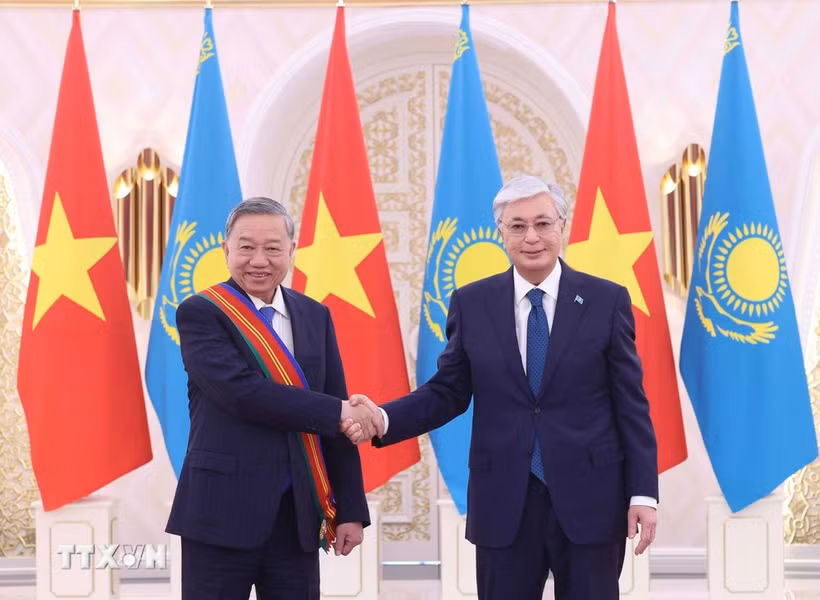 El presidente de Kazajistán, Kassym-Jomart Tokayev (derecha), entrega la Orden de Dostyk (Amistad) de Primera Clase al secretario general del Partido Comunista de Vietnam, To Lam. (Foto: VNA)