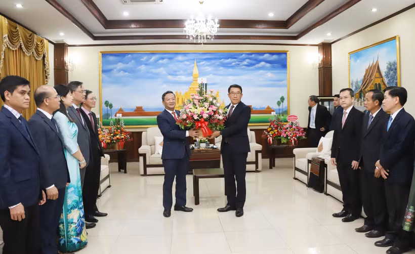 El embajador Nguyen Minh Tam entrega flores del secretario general del PCV, To Lam, con motivo del 70º aniversario del PPRL (Foto: VNA)