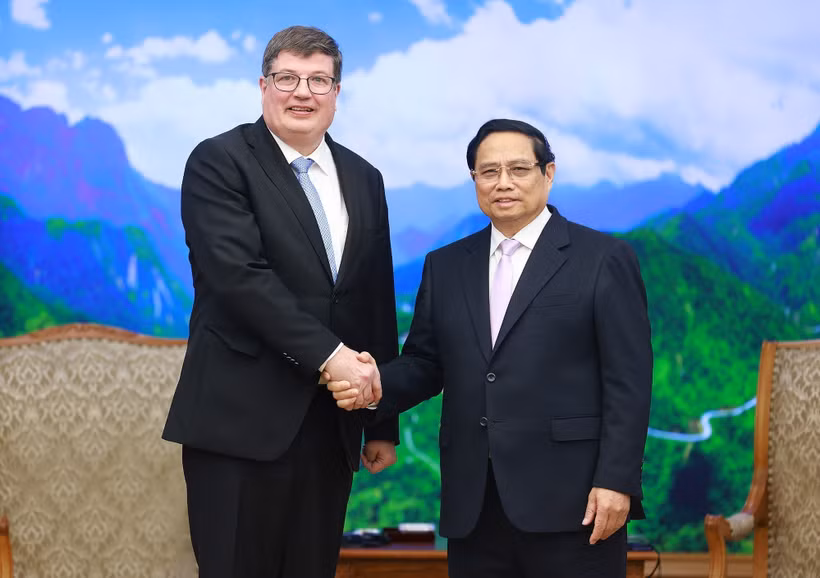 El primer ministro de Vietnam, Pham Minh Chinh (derecha), recibe a Arto Olavi Satonen, ministro de Empleo del Ministerio de Asuntos Económicos y Empleo de Finlandia. (Foto: VNA)