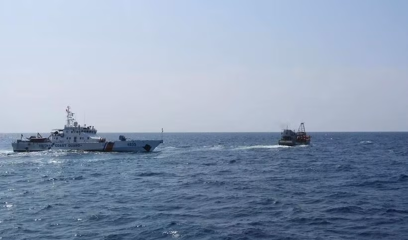 Un barco del Comando de la Región 4 de la Guardia Costera patrulla en el mar (Foto: VNA)