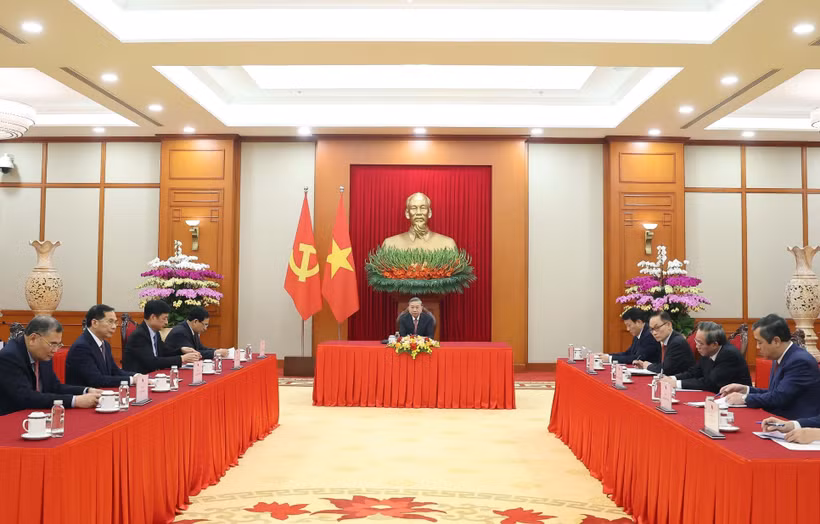 El secretario general del Partido Comunista de Vietnam, To Lam, sostiene una llamada telefónica con el secretario general del Partido Comunista y presidente de China, Xi Jinping (Foto: VNA)