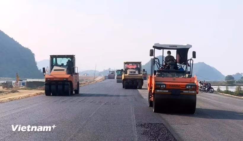 Pavimentación asfáltica de un proyecto de la autopista Norte-Sur (Foto: Vietnam+)
