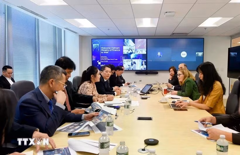 El viceministro de Finanzas Cao Anh Tuan mantiene una reunión de trabajo con Intel. (Foto: VNA)