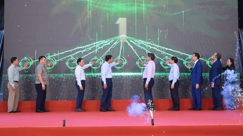 Acto de inauguración de la primera línea de envasado de alimentos en papel Tetra Recart® en Vietnam (Foto: nhandan.vn)