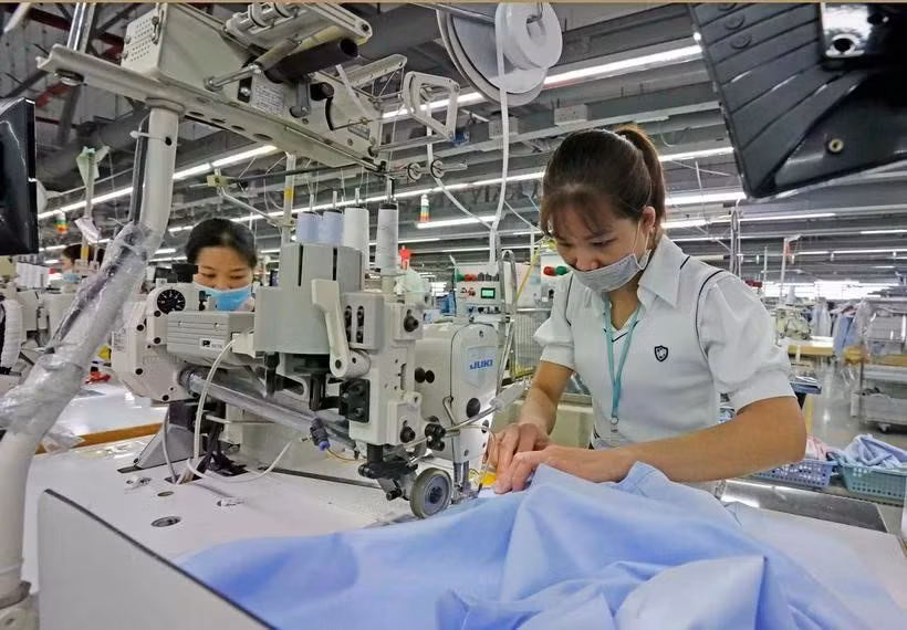Los trabajadores fabrican productos para exportar a la UE. (Foto: VNA)