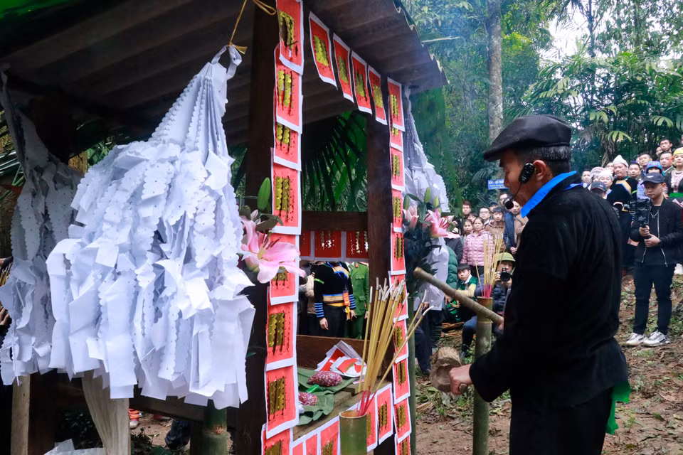 El chamán realiza el ritual para honrar a las deidades del bosque. (Foto: VNA)