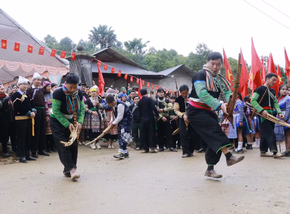 Los jóvenes Mong bailan una danza tradicional. (Foto: VNA)