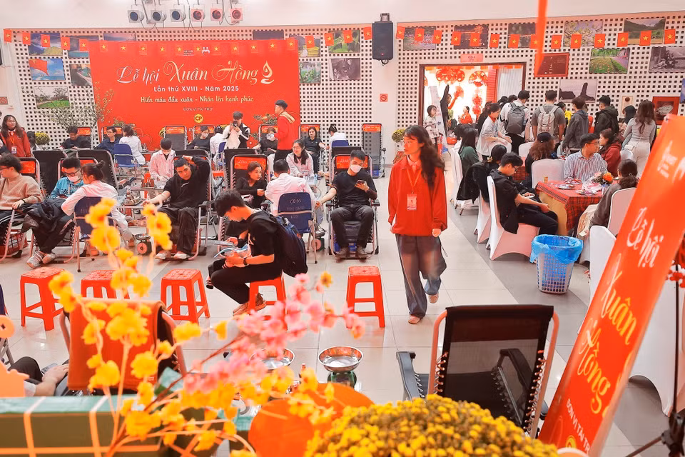 El festival, que se lleva a cabo durante nueve días (del 8 al 16 de febrero), pretende recolectar al menos ocho mil unidades de sangre. (Foto: VNA)