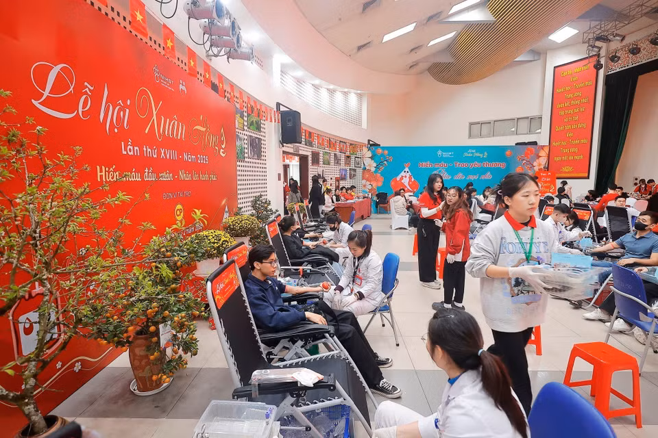 Con el mensaje "Donación de sangre a principios de primavera: Multiplicar la felicidad", el Festival Xuan Hong es el evento de donación de sangre más grande de principios de año y promueve la compasión y el espíritu comunitario. (Foto: VNA)