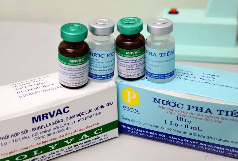 Vietnam también está emergiendo como un productor clave de vacunas. Desde 2017, la vacuna contra el sarampión y la rubéola de producción nacional se ha administrado de forma segura y eficaz en el programa nacional de inmunización. (Foto: VNA)