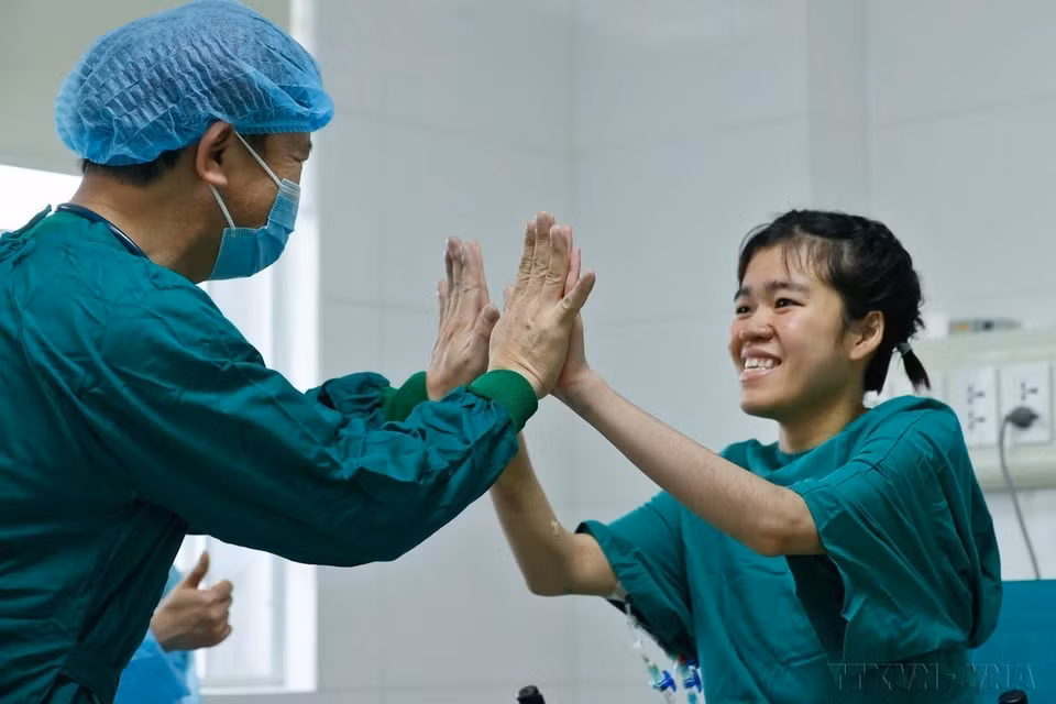 Un médico y una paciente (derecha) comparten su alegría por la recuperación alentadora después de un trasplante de pulmón. El éxito de este procedimiento representa un avance importante en el ámbito de la salud en Vietnam, mejorando los resultados para los pacientes. (Foto: VNA)