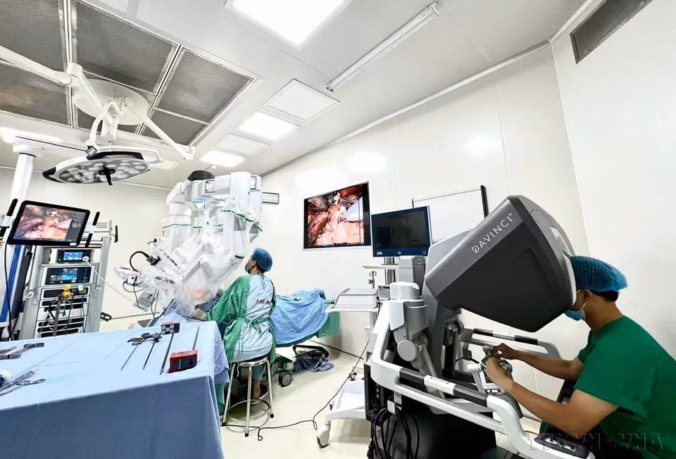 El Hospital K realizó con éxito en 2022 dos cirugías de cáncer de tiroides utilizando el sistema robótico Da Vinci XI de última generación. (Foto: VNA)