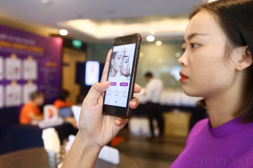 Con el objetivo de ser pioneros en la aplicación de la inteligencia artificial (IA) en el cuidado de la salud, el 15 de octubre de 2019, en Hanoi, la empresa FPT Software, en colaboración con expertos de la Universidad de Toulouse (Francia) y especialistas vietnamitas en dermatología y cuidado de heridas, lanzó la primera aplicación de diagnóstico dermatológico impulsada por la IA de Vietnam: DeepClinics. (Foto: VNA)