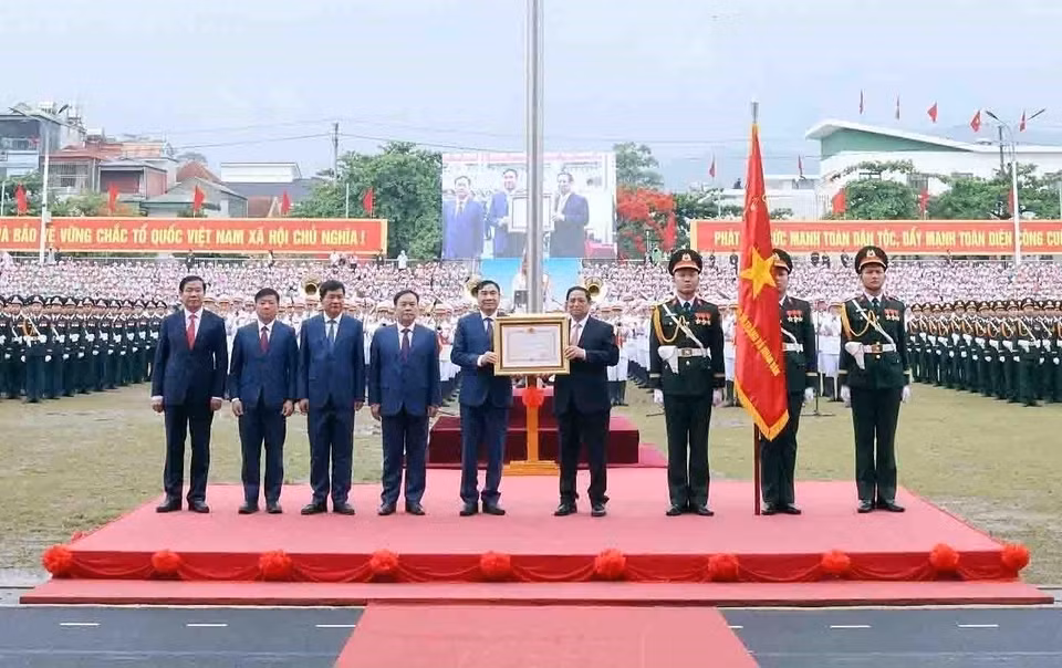 El primer ministro Pham Minh Chinh otorgó la Orden de la Independencia de Primera Clase al Comité del Partido, la administración y el pueblo de la provincia de Dien Bien en el 70.º aniversario de la Victoria de Dien Bien Phu, el 7 de mayo de 2024. (Foto: VNA)