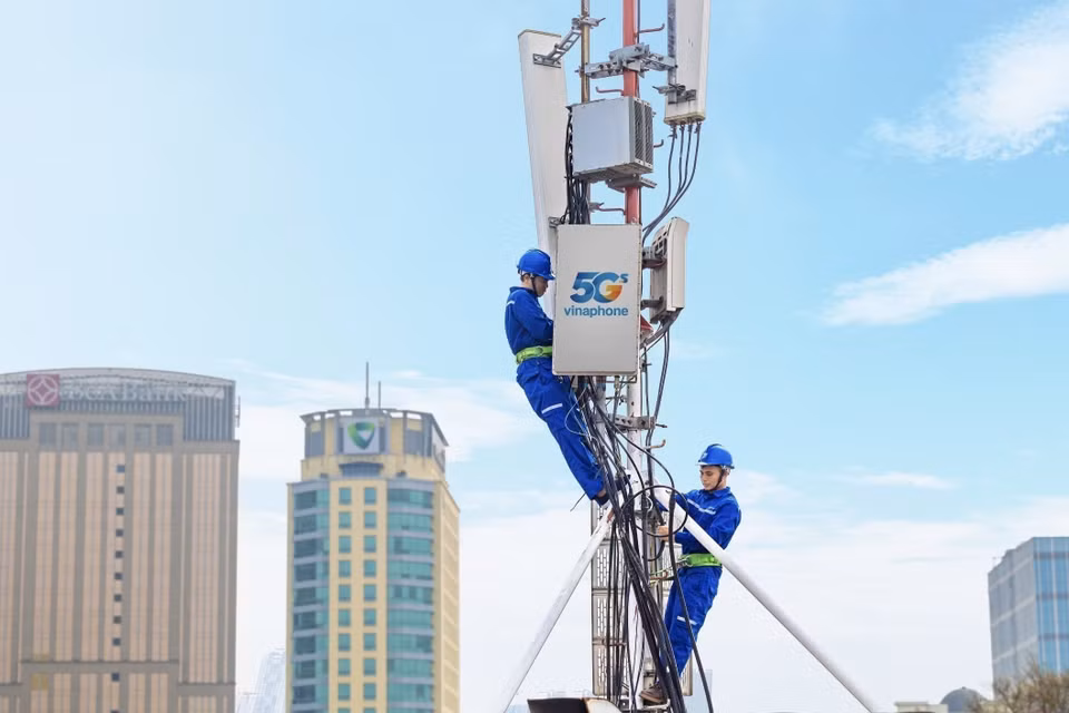 El Grupo VNPT acelera la instalación de la infraestructura y estaciones base VinaPhone 5G en todo el país. (Foto: VNA)