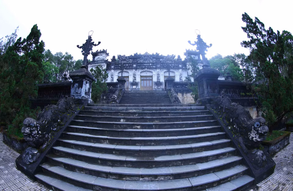 La Tumba de Khai Dinh es sorprendentemente hermosa, con 127 escalones que se extienden desde el exterior de la puerta del complejo hasta el área principal. (Foto: VNA)