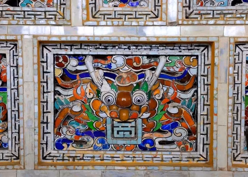 Las líneas decorativas son tan sofisticadas que los investigadores consideran que han alcanzado la cúspide del arte y la técnica del mosaico. (Foto: VNA)