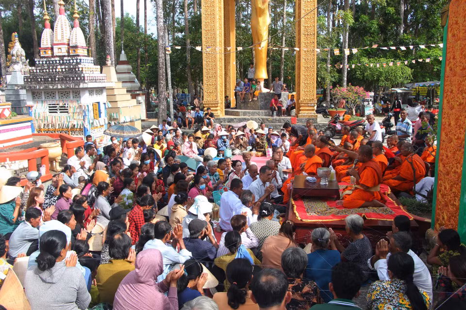 Seguidores budistas participan con entusiasmo en una ceremonia de oración por los difuntos durante el Chol Chnam Thmay. (Foto: VNA)