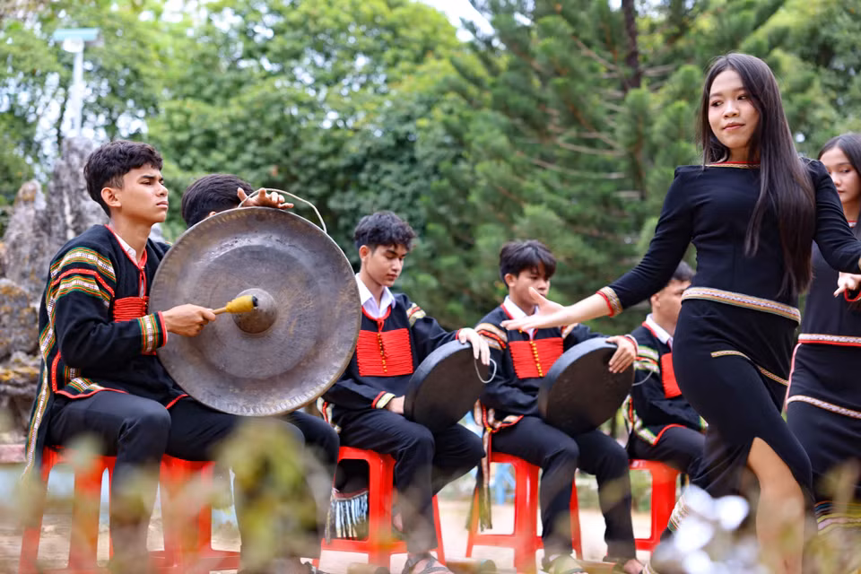 Con el apoyo de la escuela y los artesanos, dos equipos de gong del Internado para Minorías Étnicas N'Trang Long (provincia de Dak Lak) han dominado casi todas las melodías tradicionales de la etnia E De. (Foto: VNA)