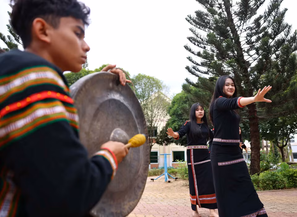Los estudiantes, que inicialmente aprendieron a tocar el gong con artesanos, ahora capacitan y guían a alumnos más jóvenes en esta tradición. (Foto: VNA)