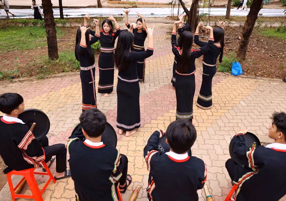 En el Internado para Minorías Étnicas N'Trang Long (provincia de Dak Lak), el arte del gong se transmite de generación en generación, asegurando su continuidad. (Foto: VNA)