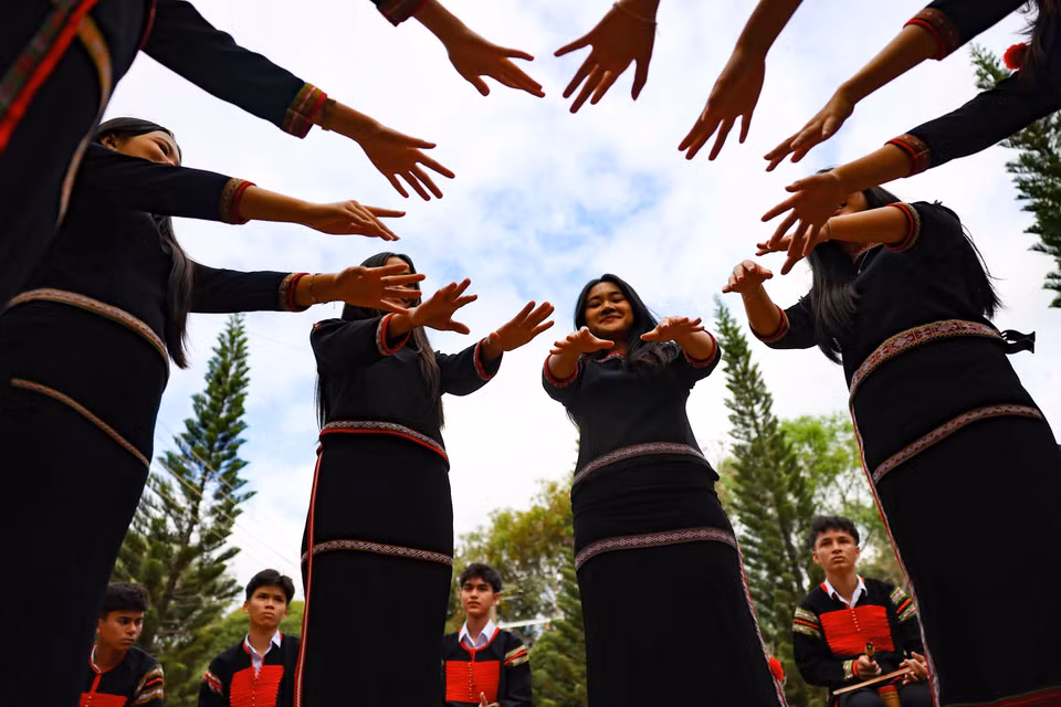 Preservar y promover la identidad cultural étnica es una estrategia clave para el desarrollo sostenible y una responsabilidad compartida de la sociedad, donde la educación desempeña un papel crucial. (Foto: VNA)