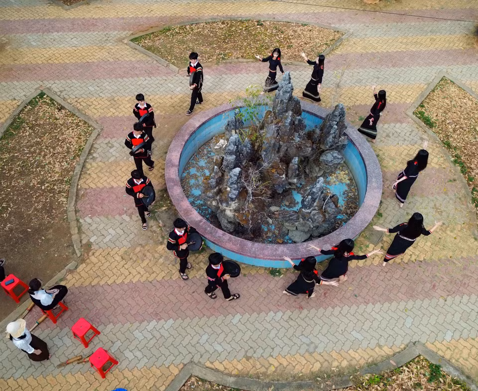 Los internados para minorías étnicas de la provincia de Dak Lak renuevan activamente sus métodos de enseñanza, priorizando la educación de los estudiantes sobre la preservación y promoción de la cultura tradicional. (Foto: VNA)