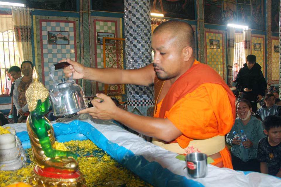 Un monje realiza el ritual del baño del Buda. (Foto: VNA)