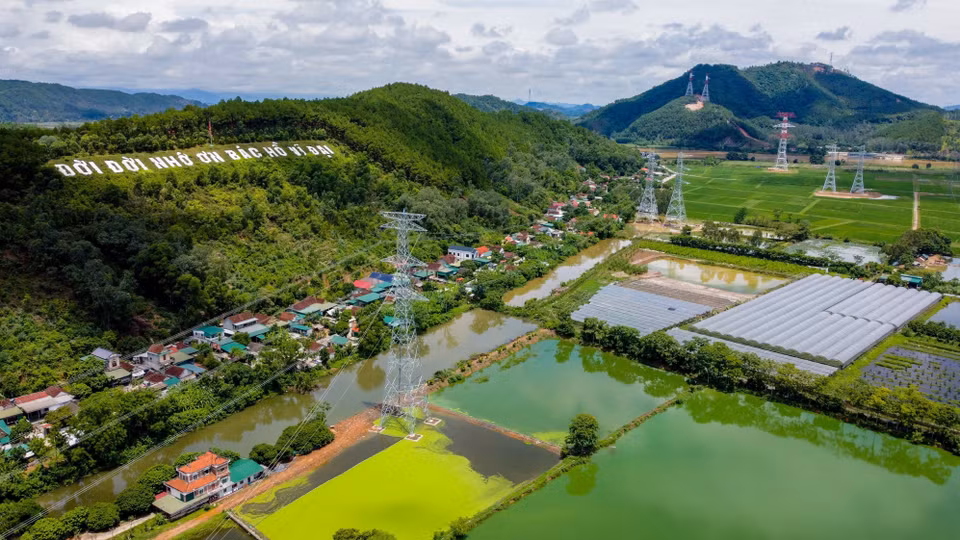 En septiembre de 2024, se completó la línea de transmisión 500kV del circuito 3 desde Quang Trach a Pho Noi, lo que garantiza un suministro de energía estable para el norte de Vietnam e impulsa el crecimiento económico regional. (Foto: VNA)