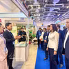 Los delegados visitan un stand de la feria (Foto: VNA)