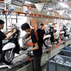Línea de producción en la planta de fabricación inteligente de Yadea Vietnam, con una inversión de más de 100 millones de dólares, ubicada en el Parque Industrial Tan Hung, provincia de Bac Ninh. (Foto: VNA)