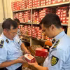 El cuerpo de vigilancia del mercado de Hanoi inspecciona productos que presentan indicios de infracción de las normativas sobre etiquetado, publicidad y propiedad intelectual. (Foto: VNA)