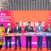 Los delegados realizan la ceremonia de corte de cinta para inaugurar la exposición. (Foto: VNA)