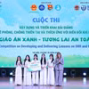 Silvia Danailov, Representante de UNICEF en Vietnam, entrega el primer premio del Concurso para el Desarrollo e Implementación de Planes de Estudio sobre Prevención de Desastres y Adaptación al Cambio Climático al equipo de la Facultad de Educación Infantil, Universidad Pedagógica de Hanoi (Foto: VNA)